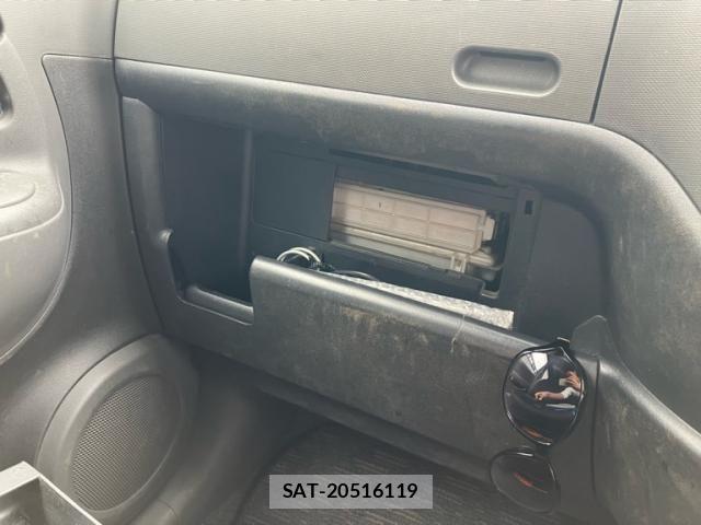 Toyota SIENTA 2011-11 8661557-24