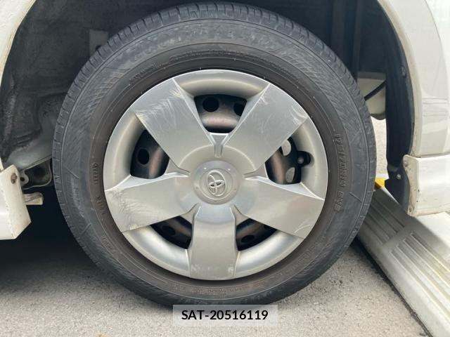 Toyota SIENTA 2011-11 8661557-6