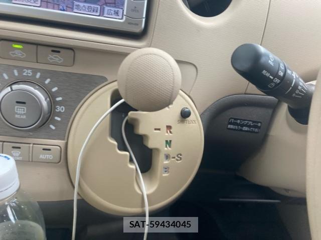 Toyota SIENTA 2009-12 8744175-19