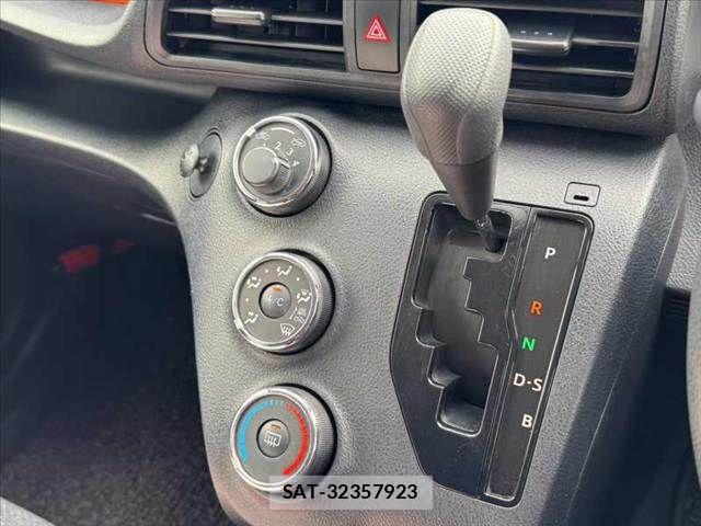 Toyota SIENTA 2017-02 8745854-26