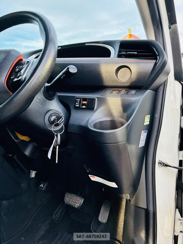 Toyota SIENTA 2019-09 8711425-16