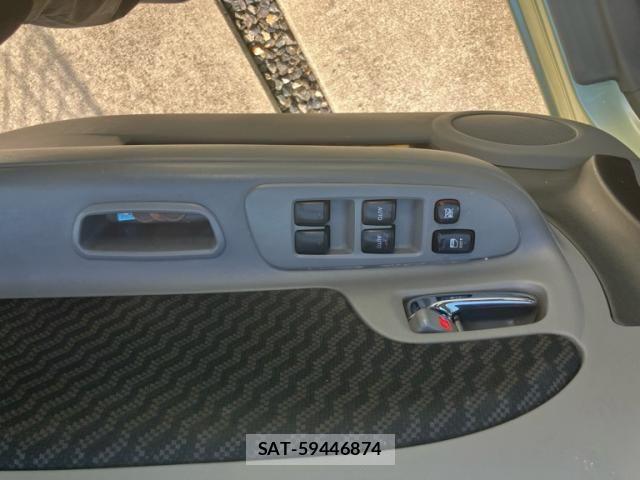 Toyota SIENTA 2010-02 8831599-18