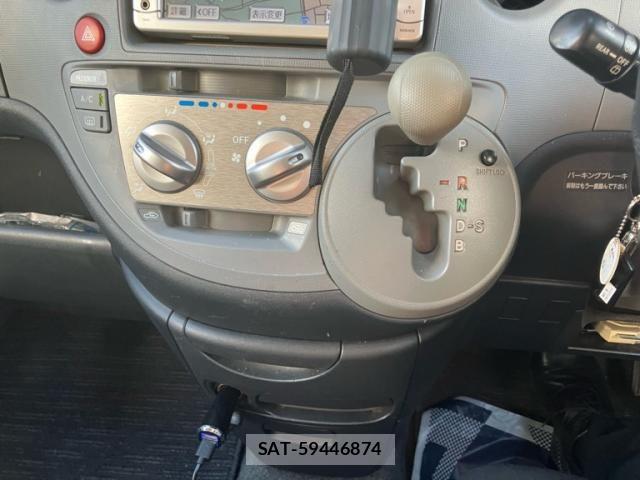 Toyota SIENTA 2010-02 8831599-26