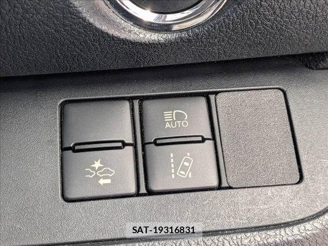 Toyota SIENTA 2018-01 8831580-6