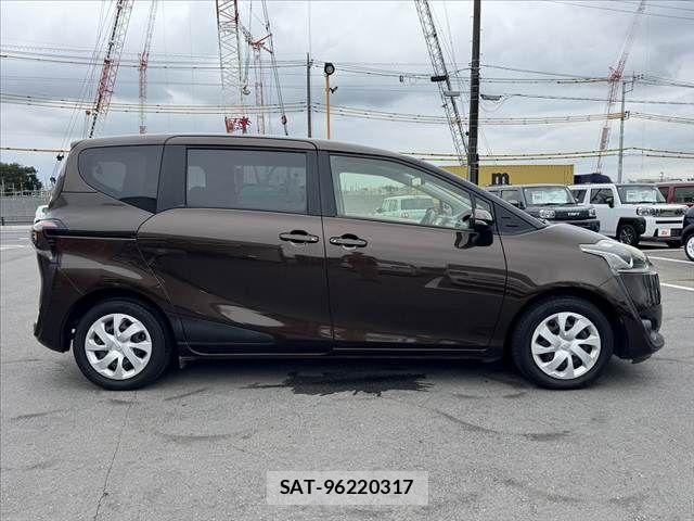 Toyota SIENTA 2016-11 8831571-11
