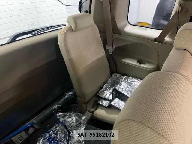 Toyota SIENTA 2009-10 8850642-15