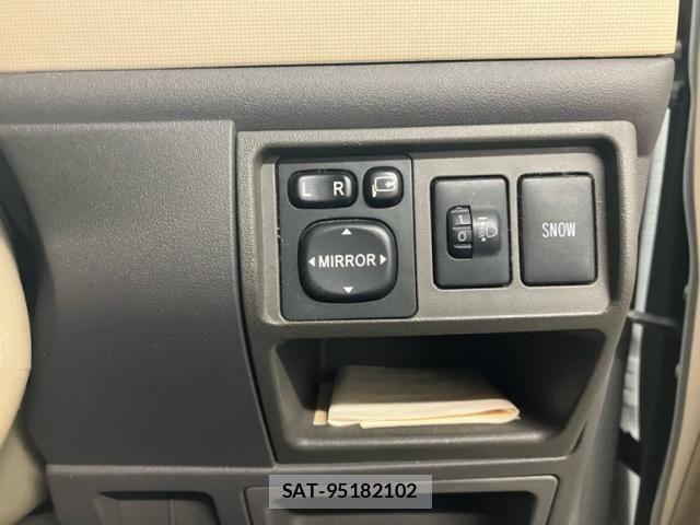 Toyota SIENTA 2009-10 8850642-17