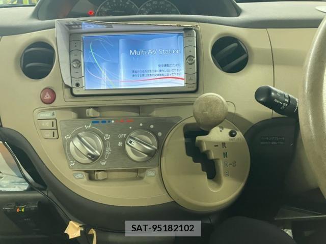Toyota SIENTA 2009-10 8850642-19