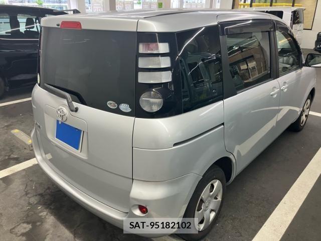 Toyota SIENTA 2009-10 8850642-3