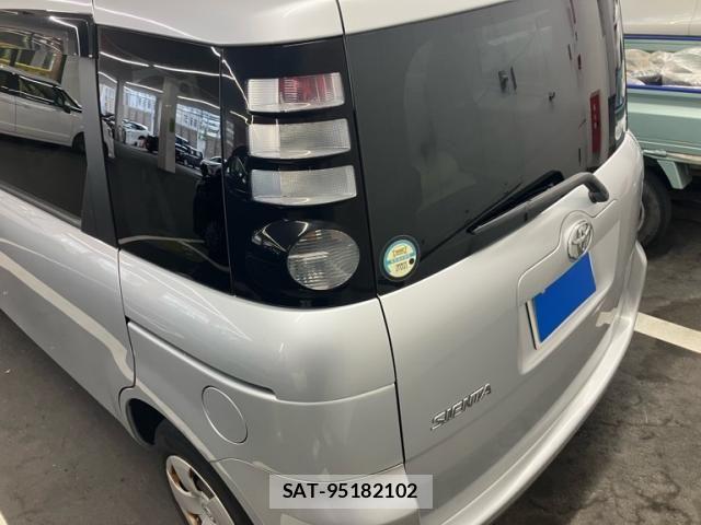 Toyota SIENTA 2009-10 8850642-4