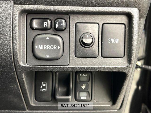 Toyota SIENTA 2013-10 8872061-4