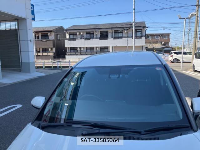 Toyota SIENTA 2018-10 6247422-3