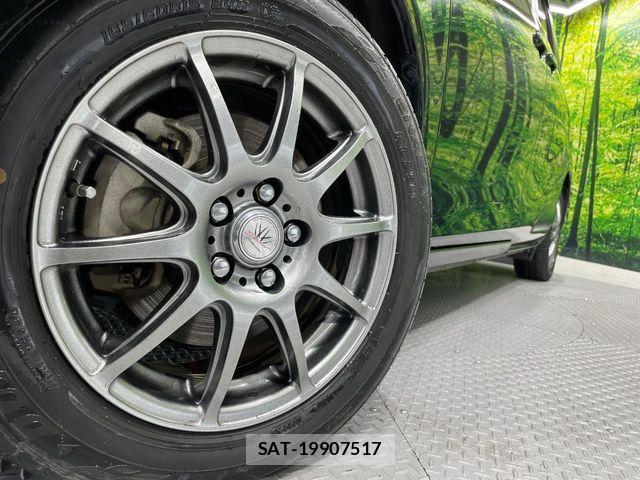 Toyota SIENTA 2017-07 7225061-14