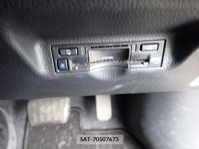 Toyota SIENTA 2023-08 7252310-14