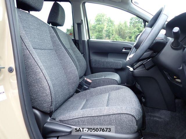 Toyota SIENTA 2023-08 7252310-17