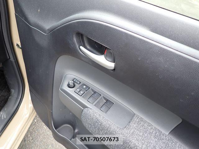 Toyota SIENTA 2023-08 7252310-18