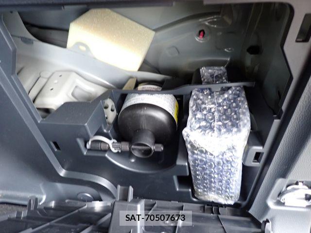 Toyota SIENTA 2023-08 7252310-23