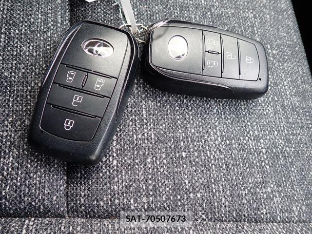 Toyota SIENTA 2023-08 7252310-27
