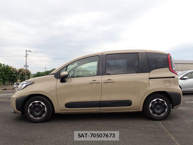 Toyota SIENTA 2023-08 7252310-6