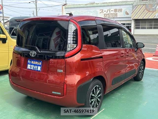 Toyota SIENTA 2024-03 7330111-11