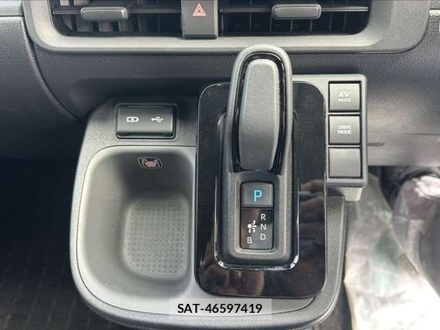 Toyota SIENTA 2024-03 7330111-16