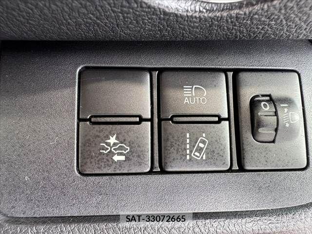 Toyota SIENTA 2016-03 7330120-27