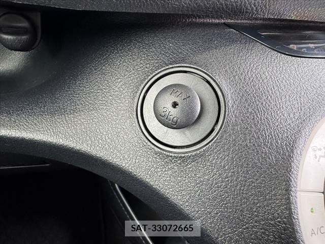 Toyota SIENTA 2016-03 7330120-29