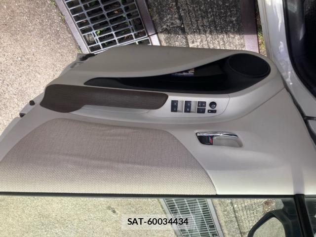 Toyota SIENTA 2017-09 7330123-11