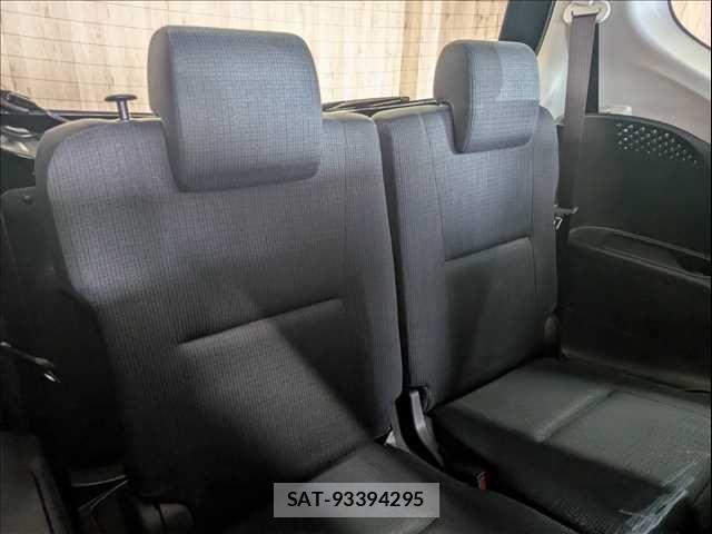 Toyota SIENTA 2016-11 7457821-11