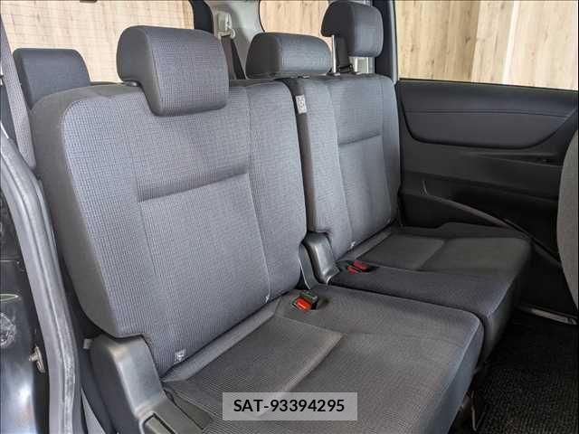 Toyota SIENTA 2016-11 7457821-12