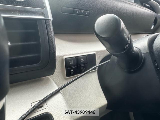 Toyota SIENTA 2016-02 7620108-23