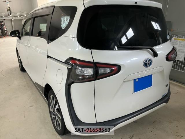 Toyota SIENTA 2015-11 7620111-1
