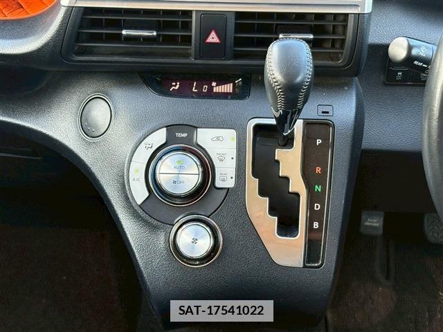 Toyota SIENTA 2018-06 7981013-25