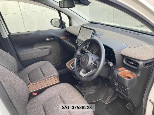 Toyota SIENTA 2022-11 8101895-18