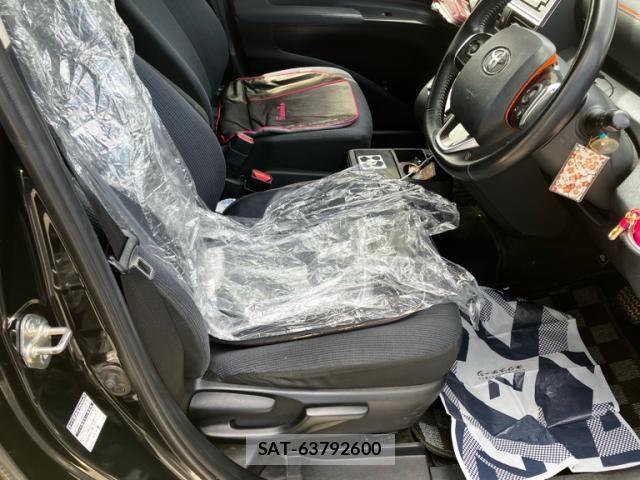 Toyota SIENTA 2015-10 8101906-17