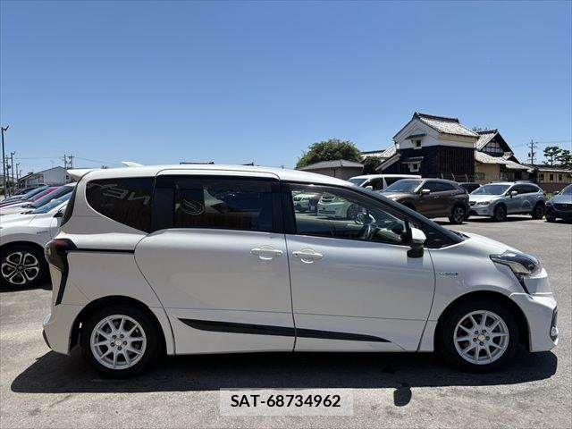 Toyota SIENTA 2018-08 8210204-18
