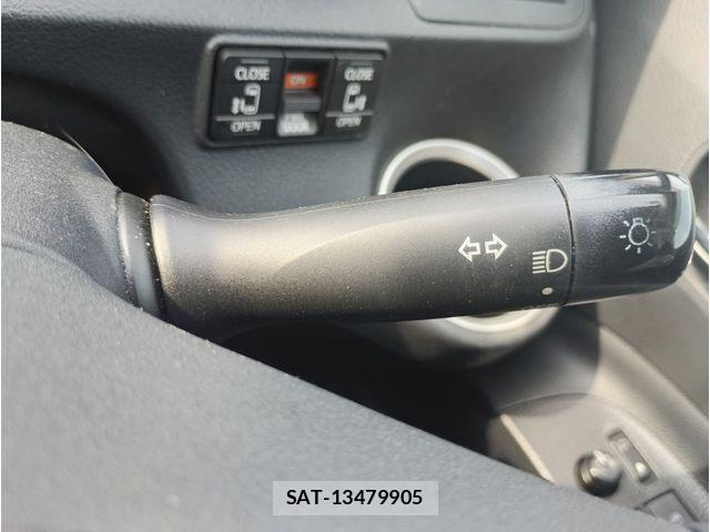 Toyota SIENTA 2017-01 8210205-11