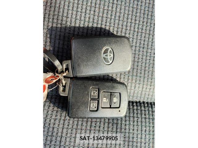 Toyota SIENTA 2017-01 8210205-27