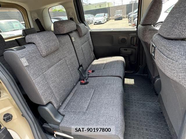 Toyota SIENTA 2022-09 8210197-9