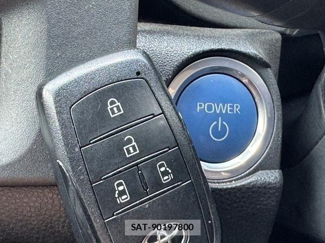 Toyota SIENTA 2022-09 8210197-17