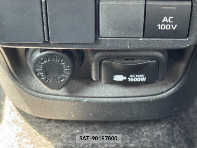 Toyota SIENTA 2022-09 8210197-26