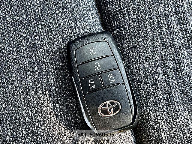 Toyota SIENTA 2023-06 8317082-25