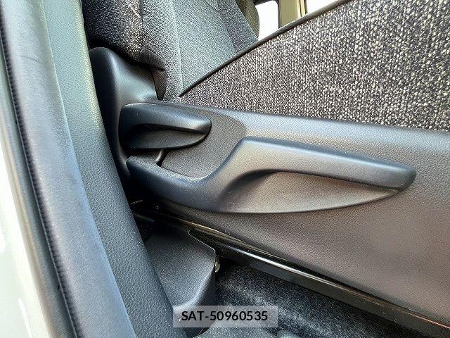 Toyota SIENTA 2023-06 8317082-5