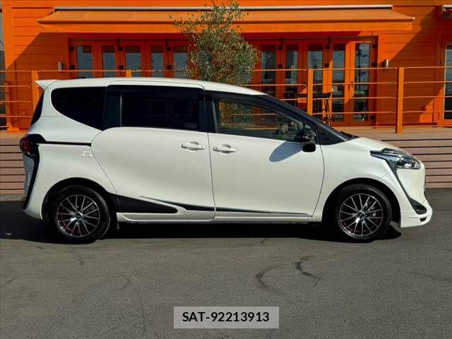 Toyota SIENTA 2021-08 8355604-11