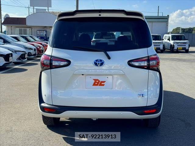 Toyota SIENTA 2021-08 8355604-13
