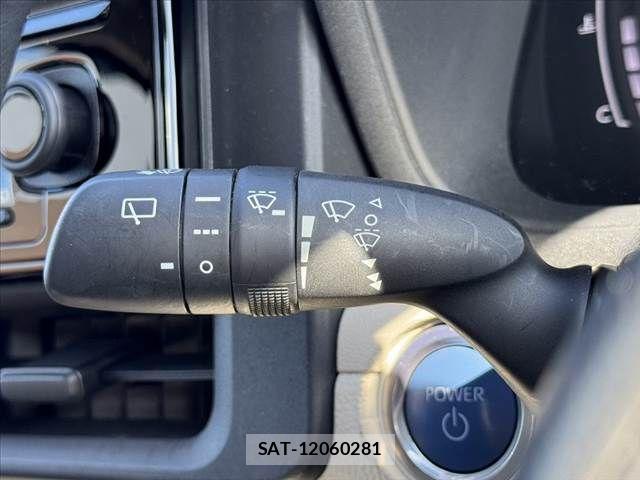 Toyota SIENTA 2023-05 8355603-28