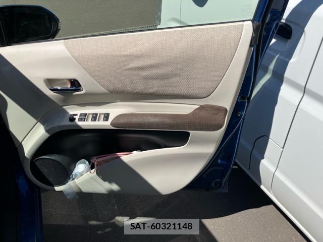 Toyota SIENTA 2016-07 8438899-16