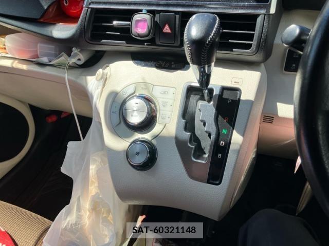 Toyota SIENTA 2016-07 8438899-24