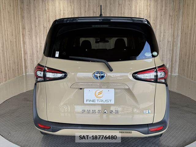 Toyota SIENTA 2019-09 8563549-17