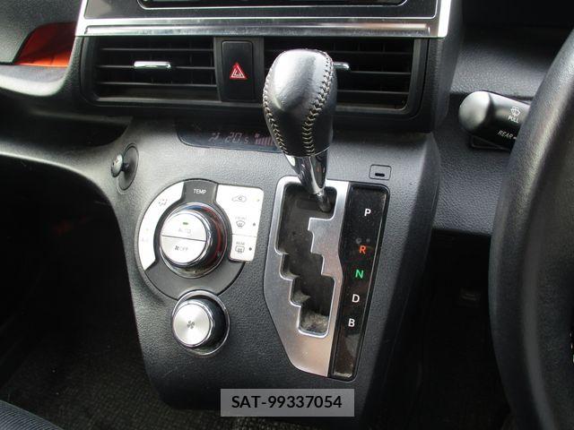Toyota SIENTA 2015-10 8666916-17